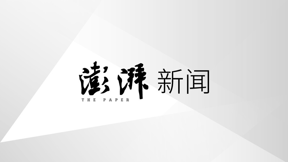 暴雨夜的街头：谁在撑起那把伞